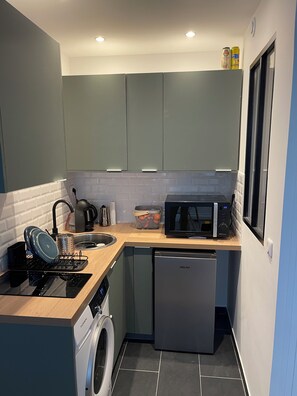 Geladeira, micro-ondas, fogão, cooktop