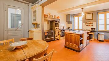 Microondas, horno, lavavajillas, silla alta para bebés