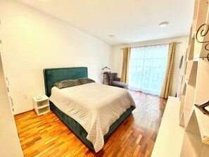 5 bedrooms, in-room safe, desk, iron/ironing board