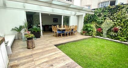 Luxury modern house: For families, with garden in an exclusive and secure community.