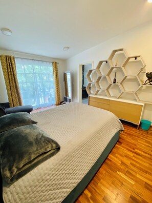 5 chambres, coffre-fort, bureau, fer et planche Ă repasser