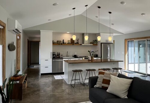 The North Oak, a Modern Cabin