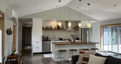 The North Oak, a Modern Cabin