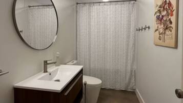 SĂšche-cheveux, serviettes fournies, savon, papier toilette