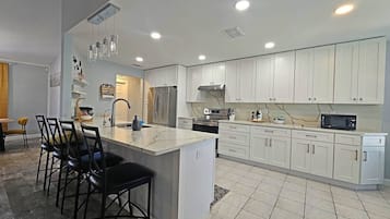 Mikrobølgeovn, ovn, kokeplater og oppvaskmaskin