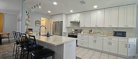 ميكروويف، فرن، موقد طهي مسطح، غسالة أطباق