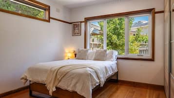 4 Schlafzimmer, Schreibtisch, Bügeleisen/Bügelbrett, WLAN