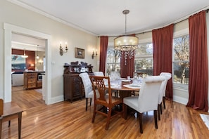 House, Multiple Beds, Patio (1500 W Oak Street) | Dining