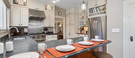 House, Multiple Beds, Patio (1500 W Oak Street) | Private kitchen