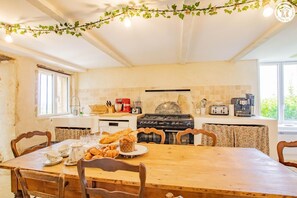 Dining - Gîte des Charmays - SARRY (SARRY)