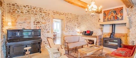 TV, fireplace