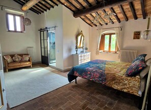 4 habitaciones, tabla de planchar con plancha, cuna de viaje y wifi 