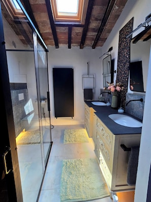 Douche, bidet, serviettes fournies, savon