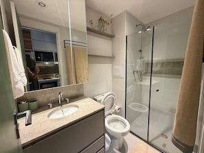 Apartamento executivo | Banheiro | Chuveiro, secador de cabelo, toalhas de banho, sabonete