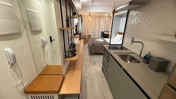 Apartamento sênior | 1 quarto, cortinas blackout, Wi-Fi de cortesia, roupa de cama