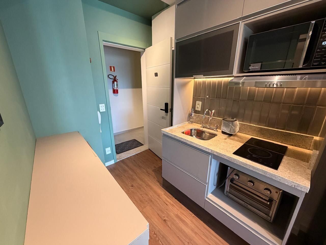 Apartamento ejecutivo | Cocina privada | Máquina de café espresso, frigorífico, microondas y utensilios de cocina