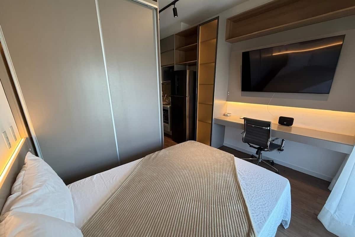 Executive Apartment | 1 bedroom, blackout drapes, WiFi (free), bed sheets