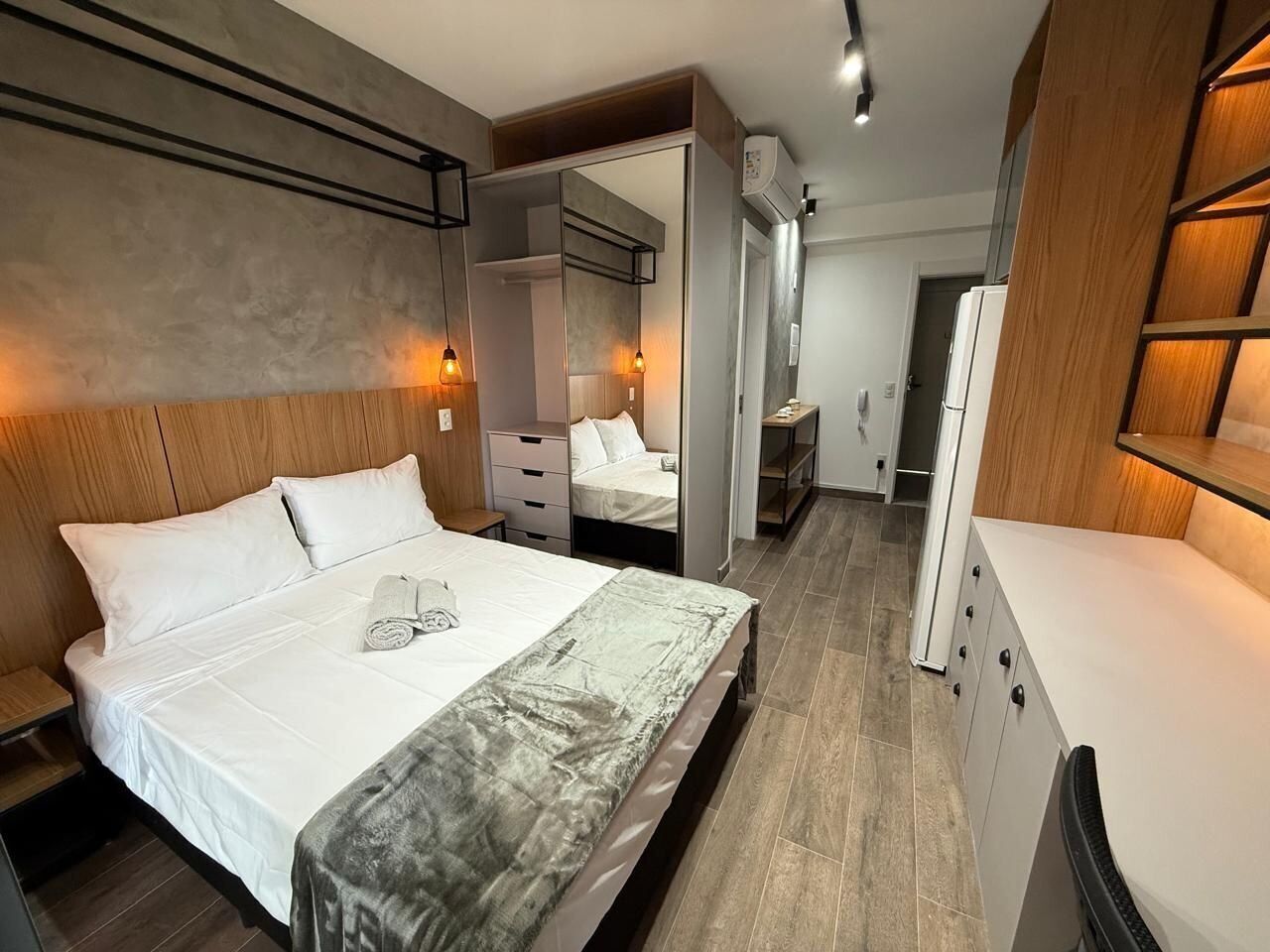 Premium-Apartment | 1 Schlafzimmer, Verdunkelungsvorhänge, kostenloses WLAN, Bettwäsche