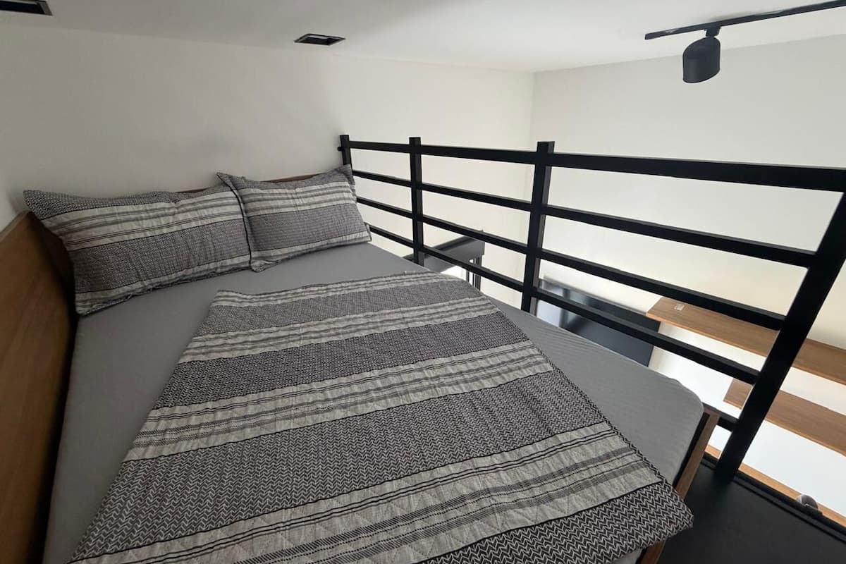 Design Apartment | 1 bedroom, blackout drapes, WiFi (free), bed sheets