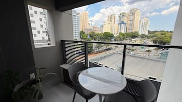Classic Apartment | Outdoor dining