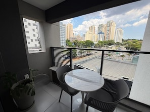 Apartamento clássico | Opções para refeição ao ar livre