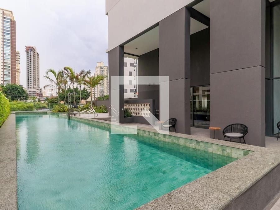 Una piscina cubierta