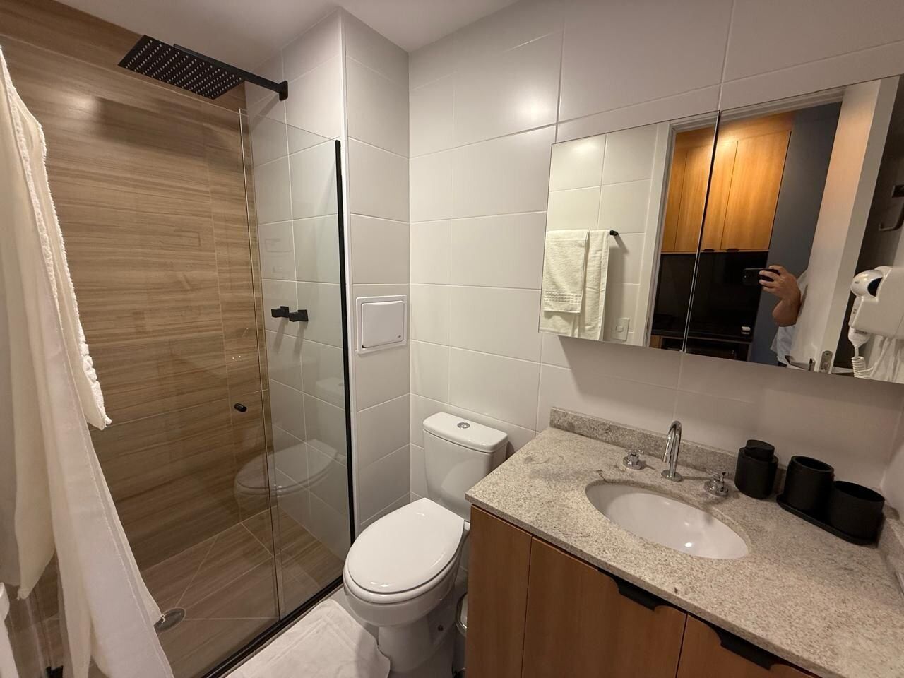 Departamento Club | Baño | Regadera, secadora de cabello, toallas, jabón 