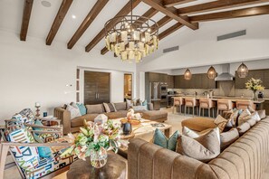 TV connectée, cheminée, table de tennis de table, livres