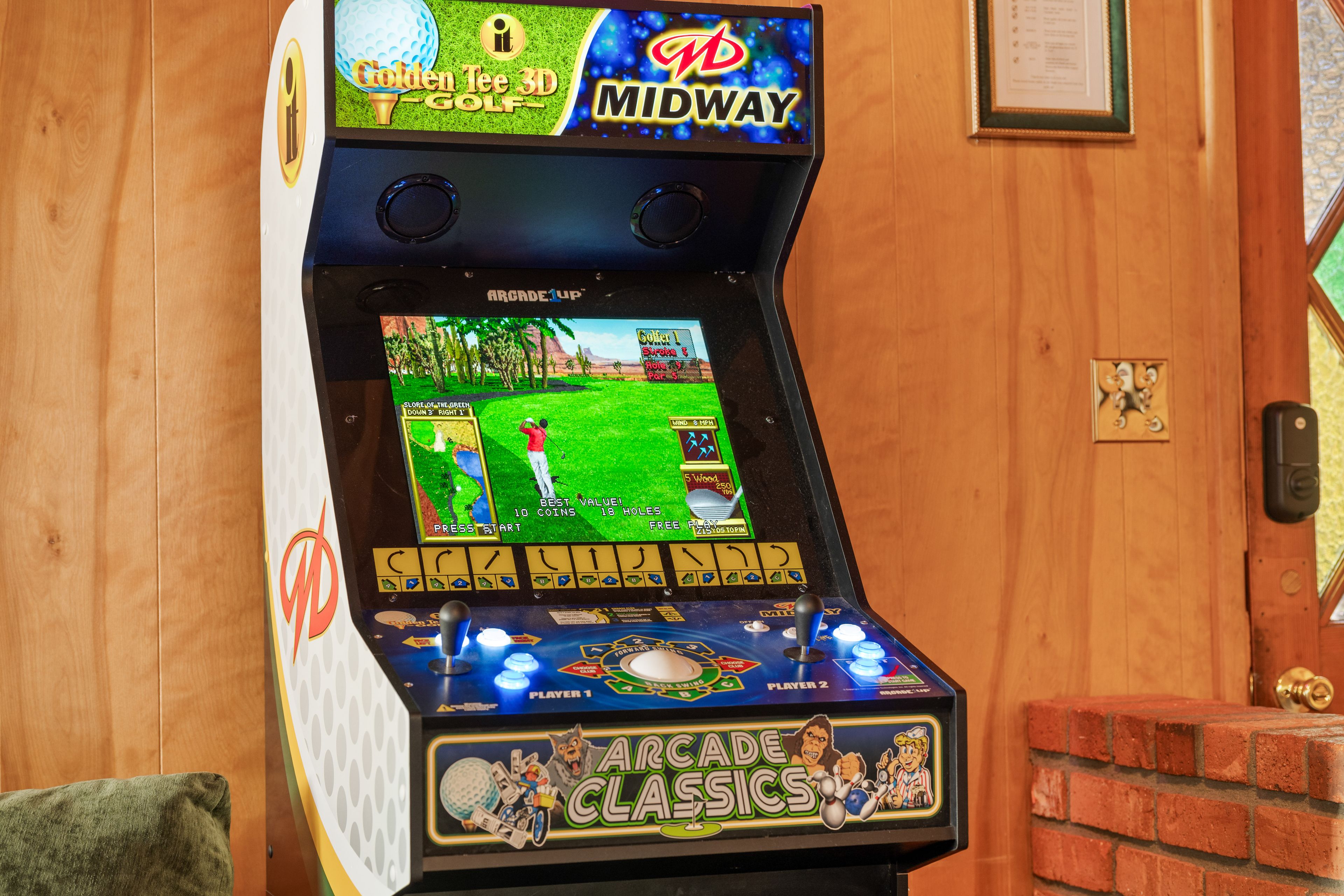 Een oud arcade spelautomaat met een golfspel, waarop een golfbaan en een spelende persoon te zien zijn.