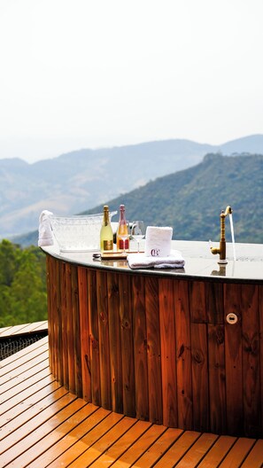 Alpehytte – deluxe, terrasse, fjellutsikt | Oppholdsområde | LCD-TV og peis