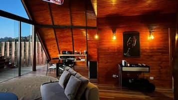 Chalet Deluxe, patio, vistas a la montaña | Zona de estar | Una televisión LCD, una chimenea