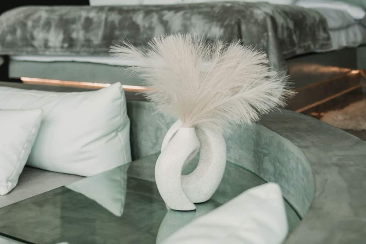 Escritorio, espacio para trabajar con laptop y wifi gratis