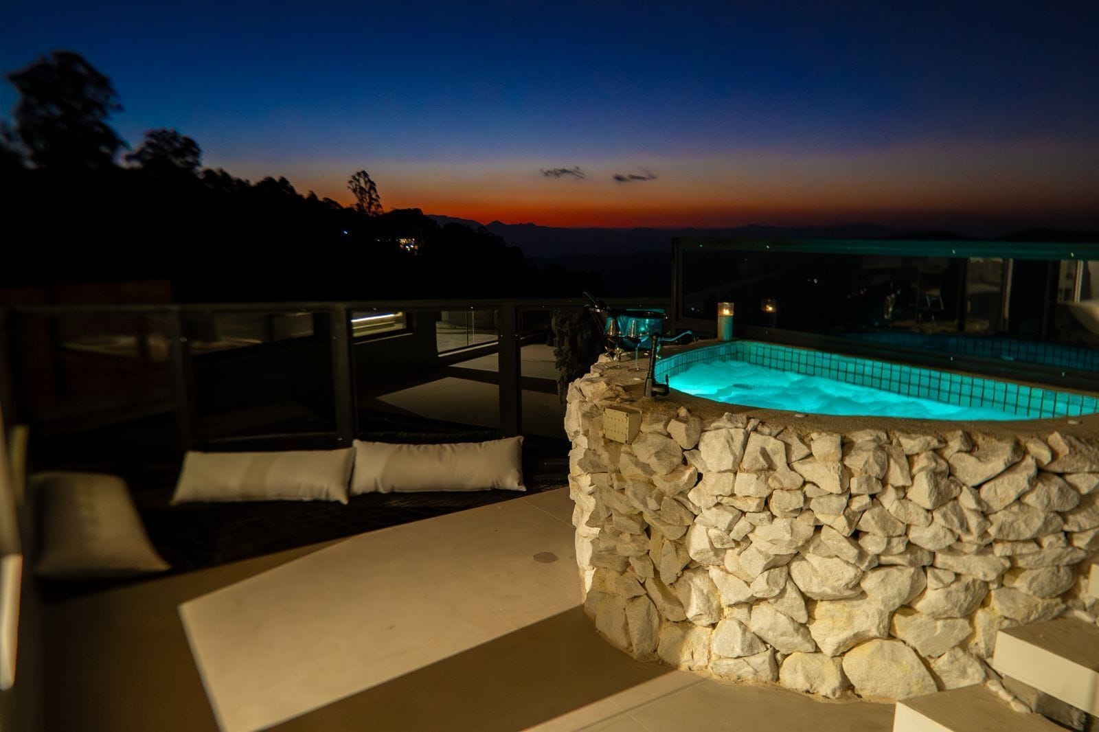 Deluxe Cabin | Bathroom | Separate tub and shower, free toiletries, hair dryer, bathrobes