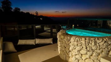 Deluxe Cabin | Bathroom | Separate tub and shower, free toiletries, hair dryer, bathrobes