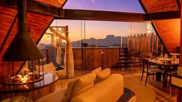 Chalé luxo, varanda, vista para a montanha | Escrivaninha, espaço de trabalho para notebook, Wi-Fi de cortesia