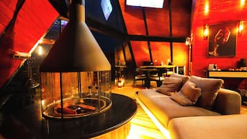 Chalet Deluxe, patio, vistas a la montaña | Zona de estar | Una televisión LCD, una chimenea