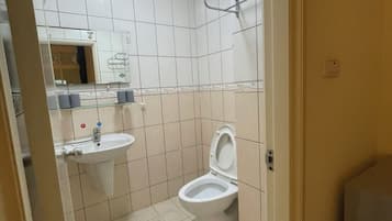 Quarto triplo básico | Banheiro