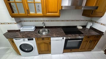 Frigorífico, microondas, horno y lavavajillas
