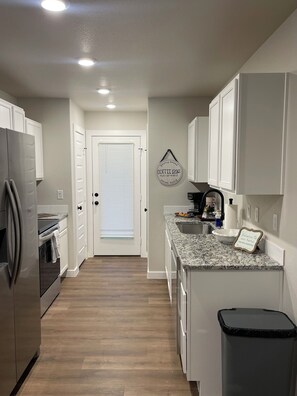 Micro-ondes, four, plaque de cuisson, lave-vaisselle