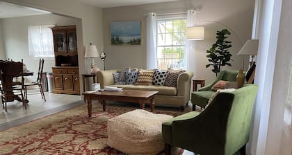 Convenient Mid Island House Nantucket-5 Bedrooms