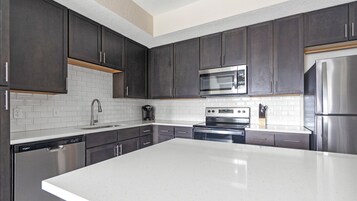 Apartment, 1 Bedroom | Private kitchen | Full-size fridge, microwave, oven, stovetop