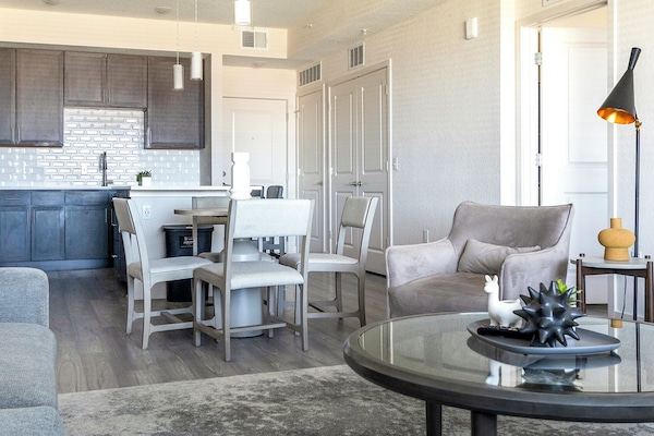 Apartment, 2 Bedrooms | Dining room