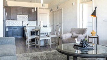 Apartment, 2 Bedrooms | Dining room