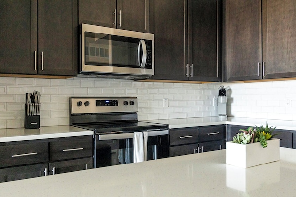 Lejlighed - 2 soveværelser (QueenBed) | Privat køkken | Køleskab/fryser i fuld størrelse, mikrobølgeovn, ovn, kogeplade