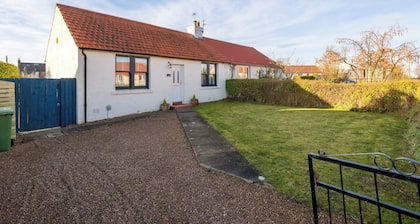 Impeccably presented 2-bedroom cottage in the heart of Gullane. Sleeps 4.