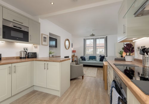 Impeccably presented 2-bedroom cottage in the heart of Gullane. Sleeps 4.