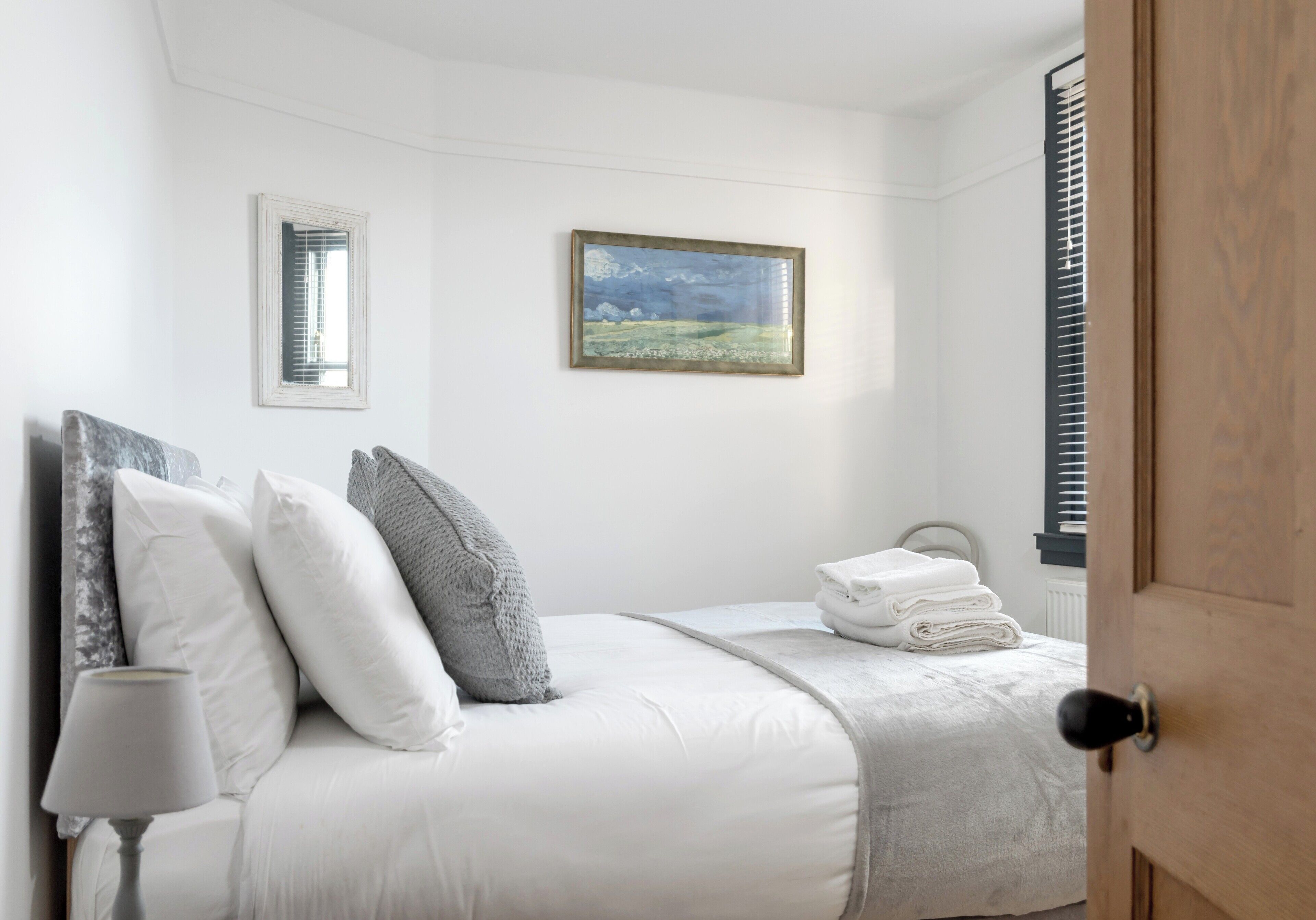 2 habitaciones, tabla de planchar con plancha y cuna de viaje 