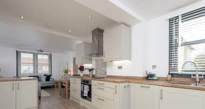 Impeccably presented 2-bedroom cottage in the heart of Gullane. Sleeps 4.