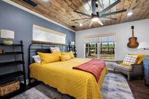 3 bedrooms, iron/ironing board, WiFi, bed sheets - Charming cabin, Float On Inn, on the banks of the beautiful Cossatot River. (De Queen)