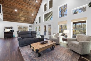 Smart TV, fireplace, books - Charming cabin, Float On Inn, on the banks of the beautiful Cossatot River. (De Queen)